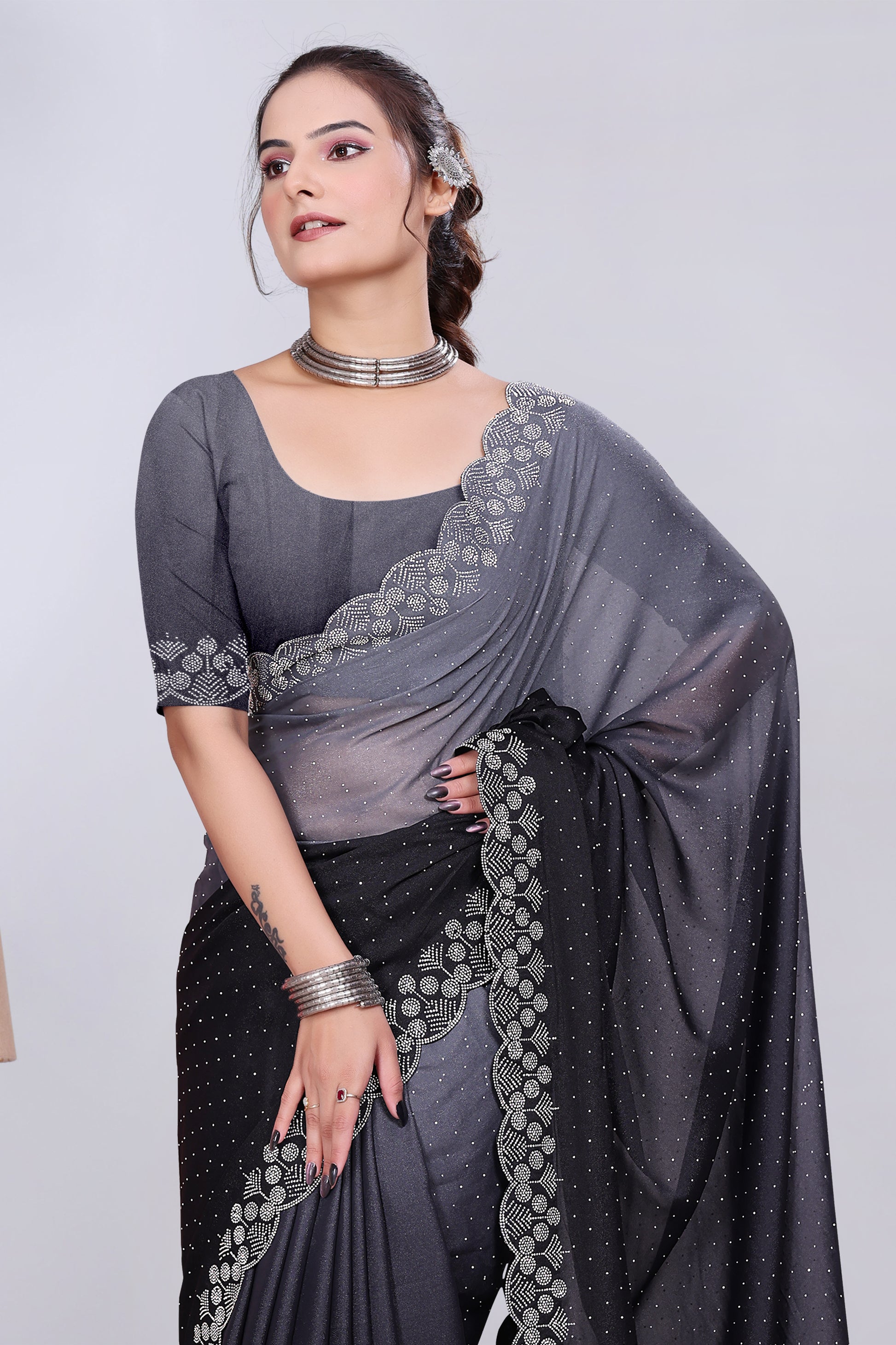 New Peding heavy georgette saree with boutiful work with blouse